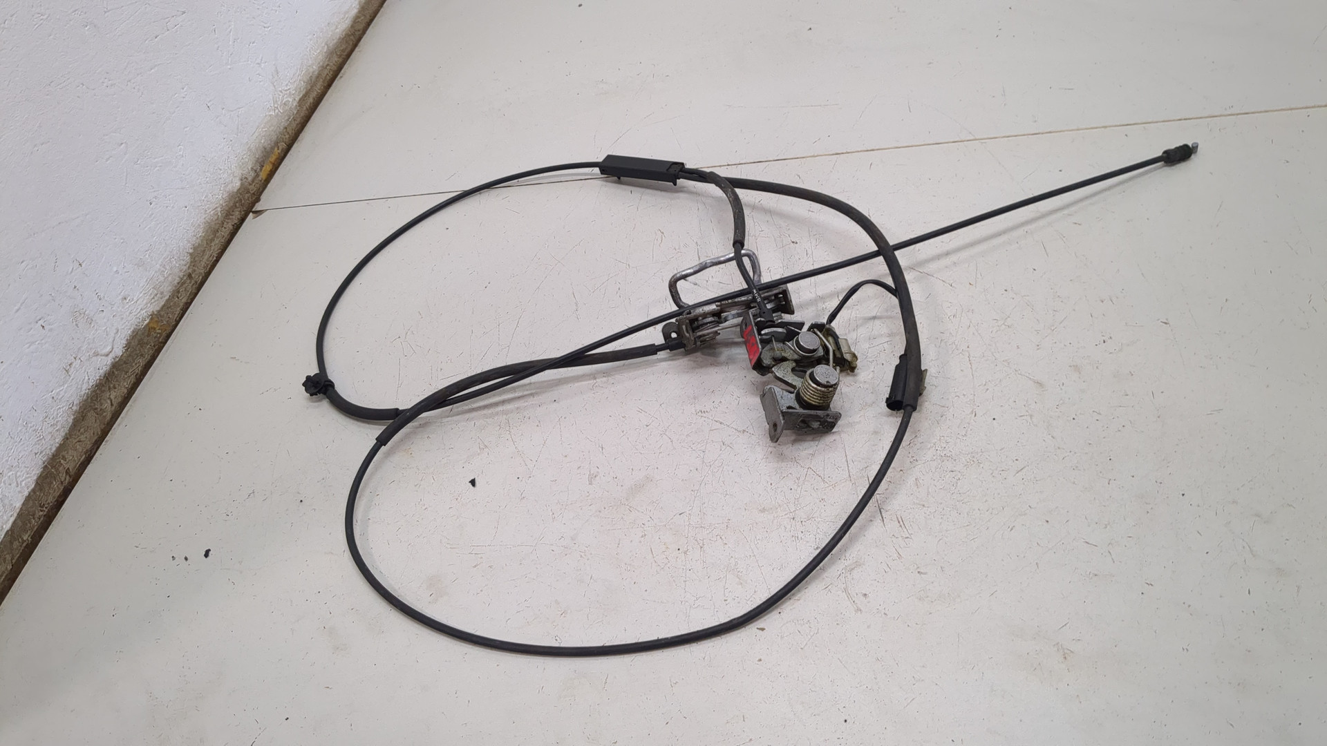 Замок капота