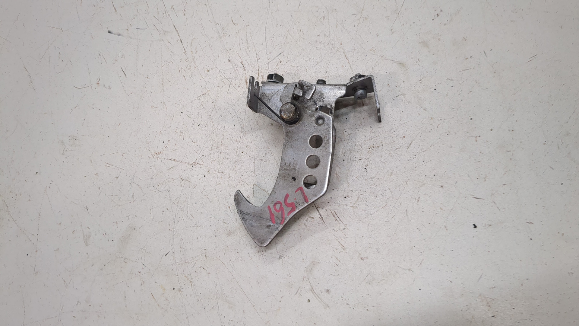 Петля капота