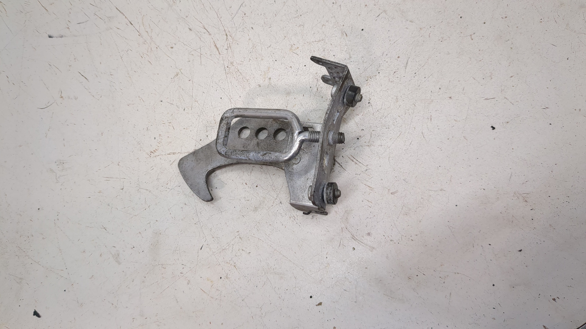 Петля капота