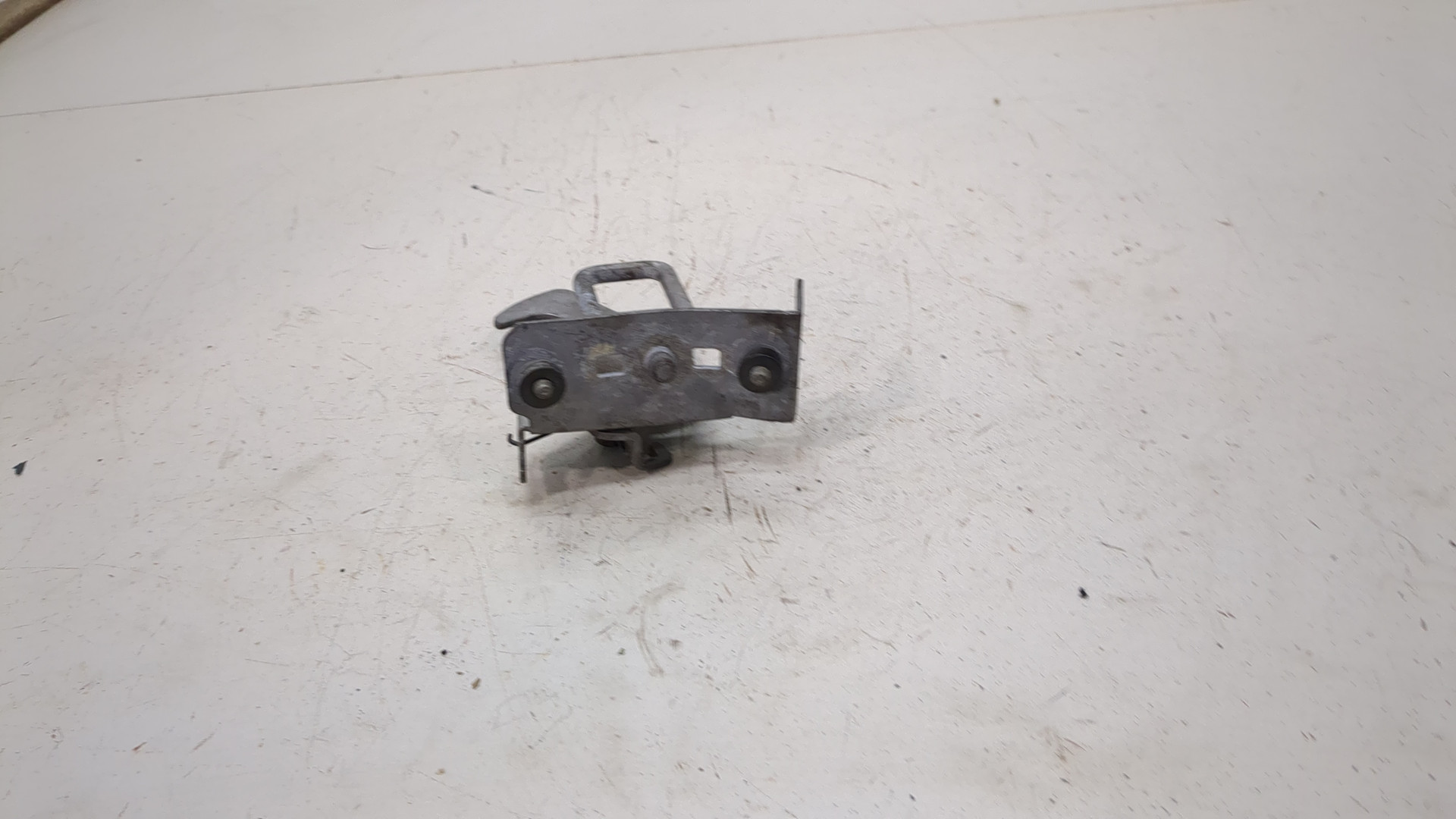 Петля капота