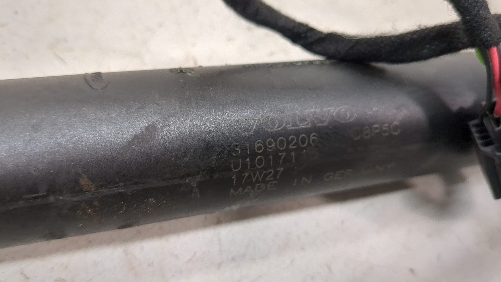 Амортизатор крышки багажника