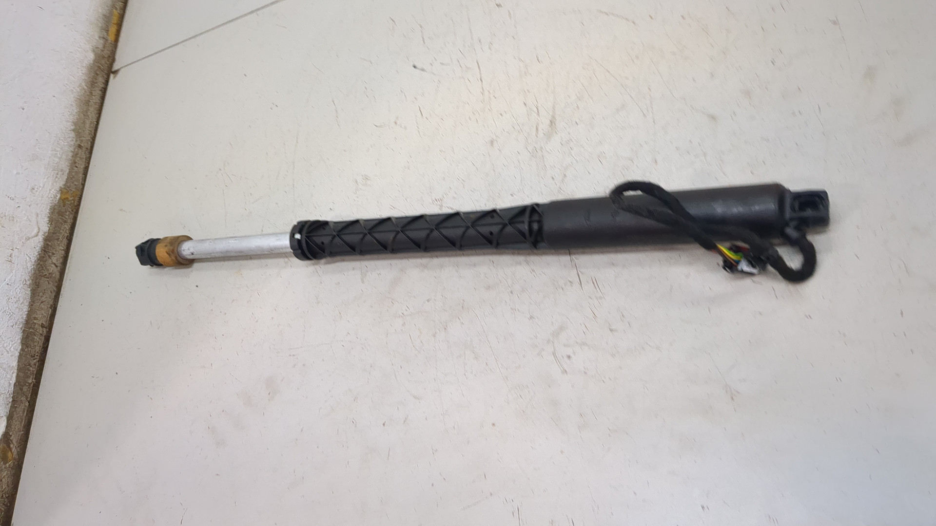 Амортизатор крышки багажника