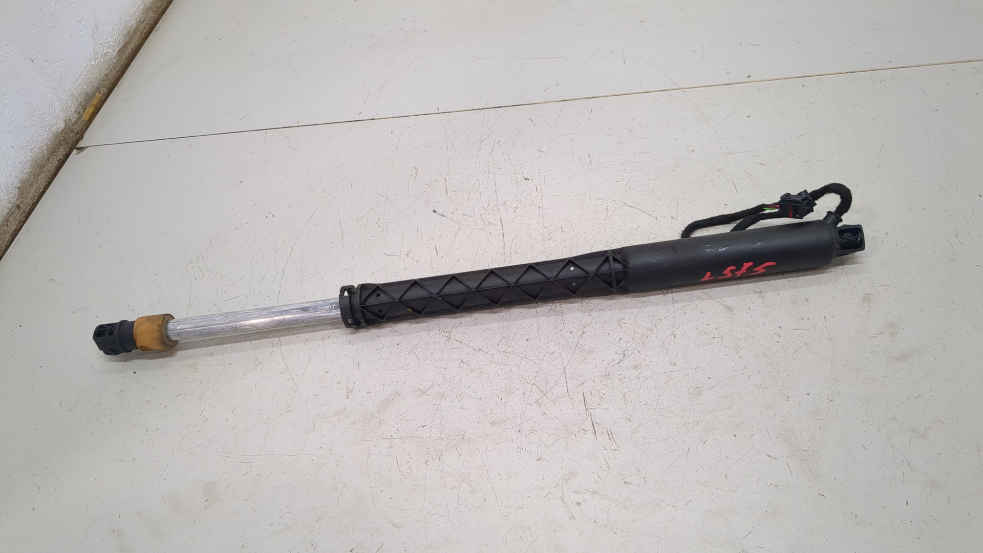 Амортизатор крышки багажника