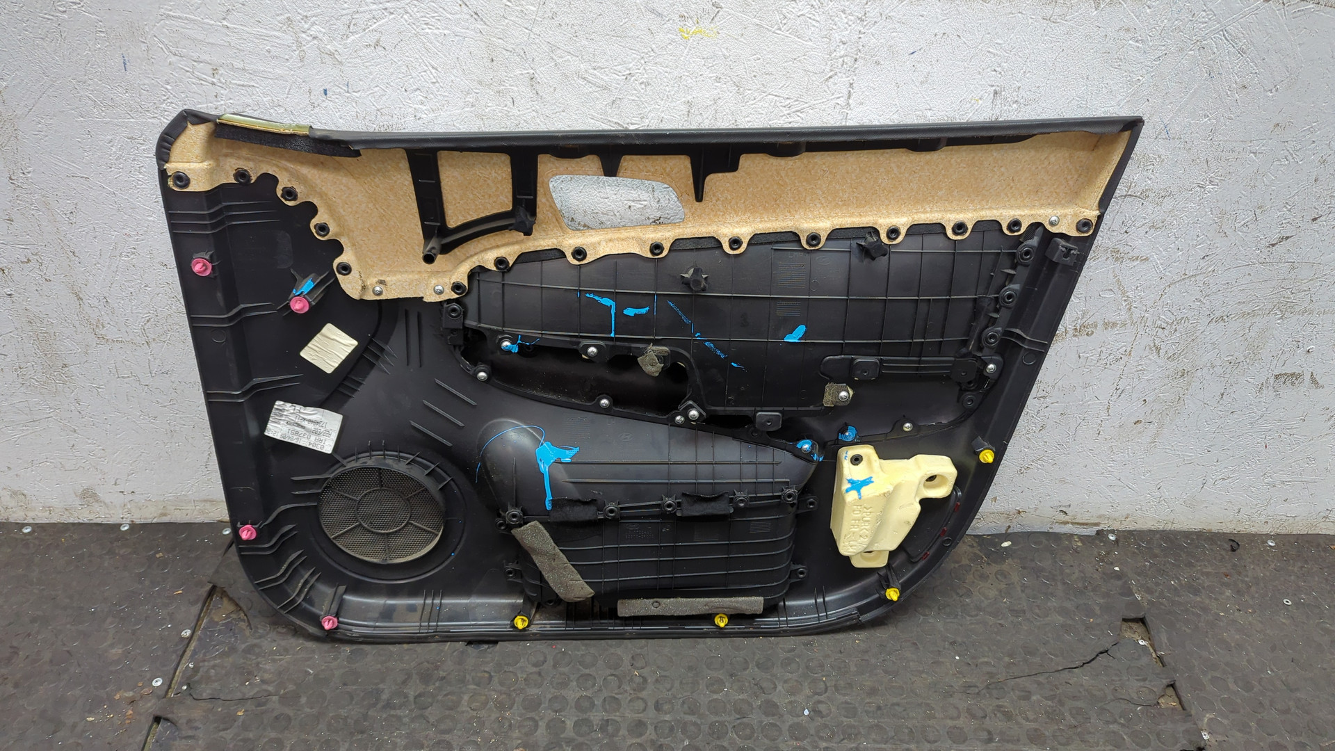 Обшивка двери передней левой