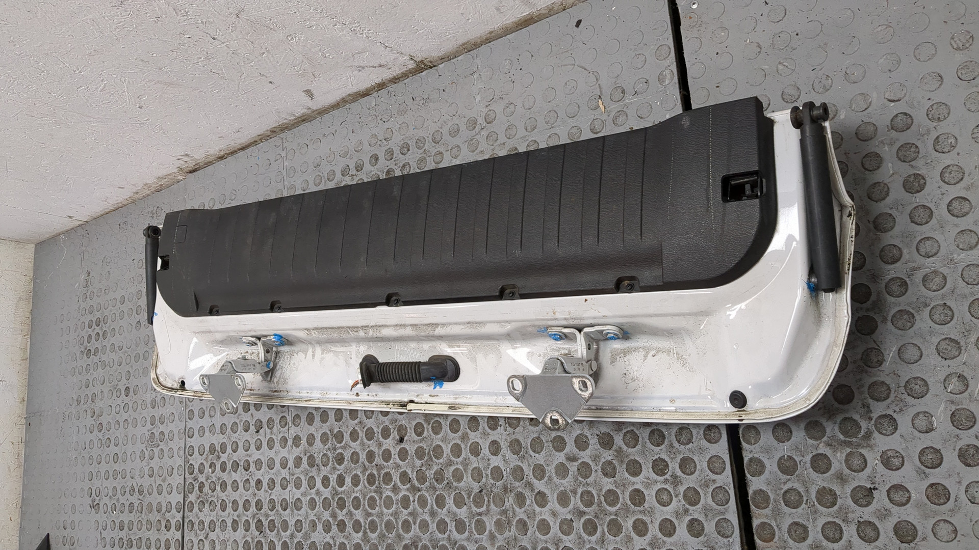 Дверь багажника нижняя (борт)