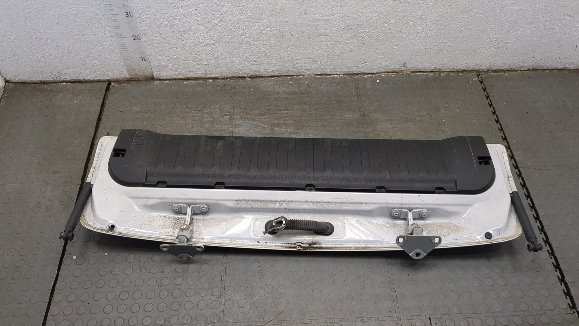 Дверь багажника нижняя (борт)