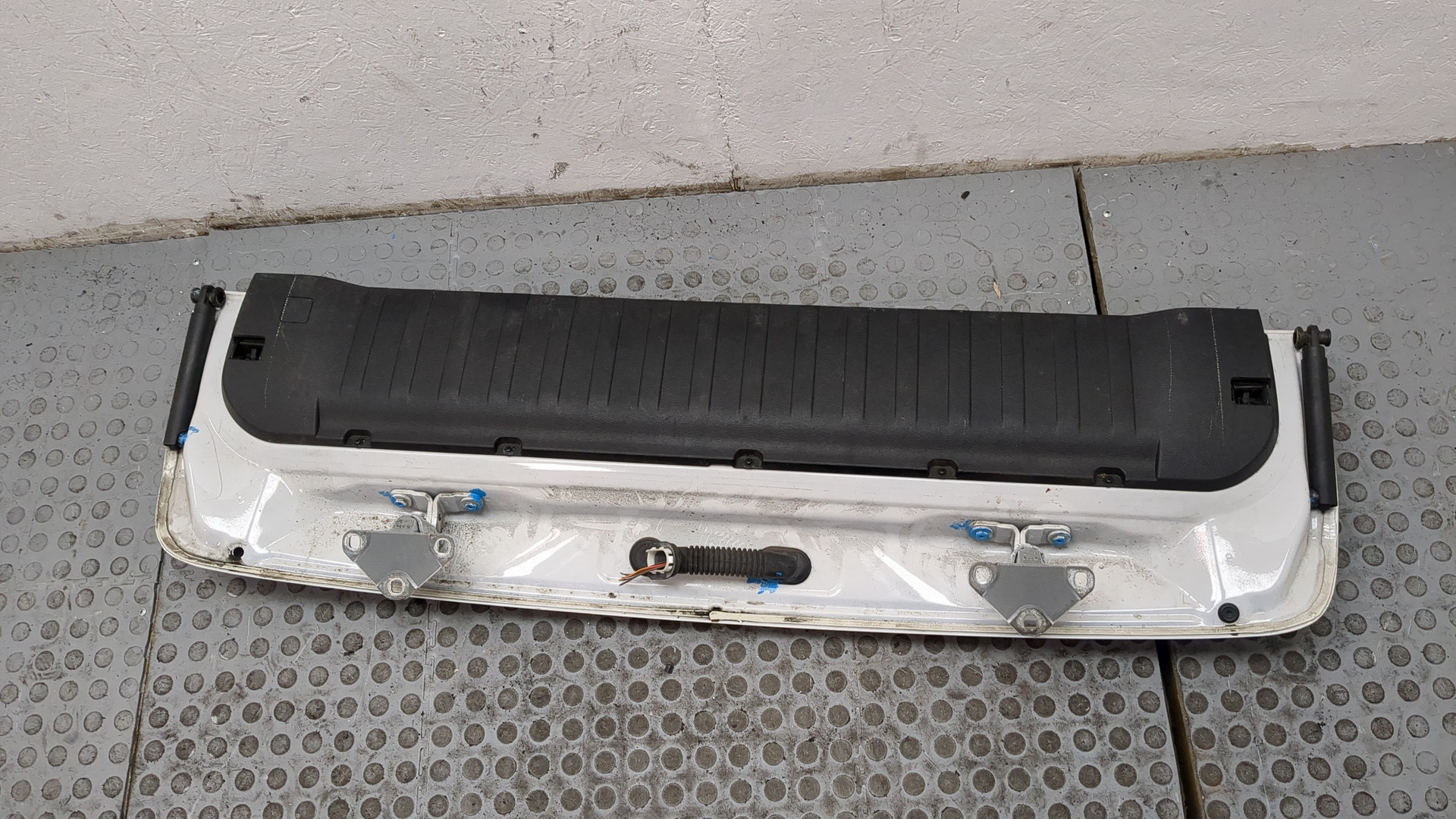 Дверь багажника нижняя (борт)