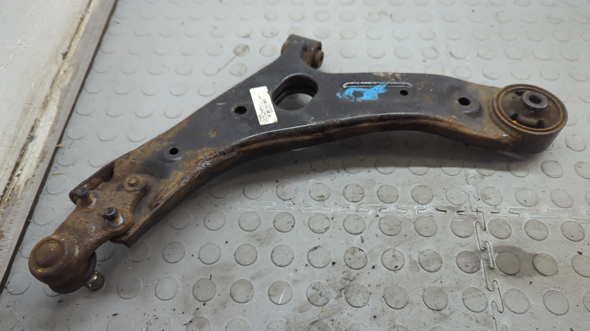 Рычаг передний правый