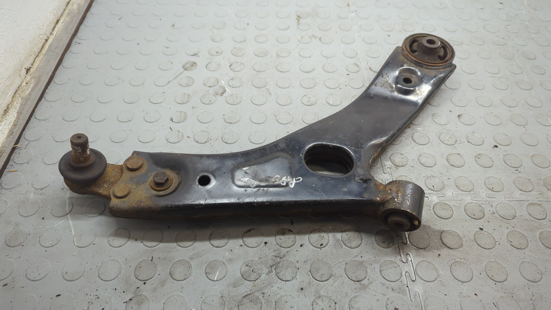 Рычаг передний правый