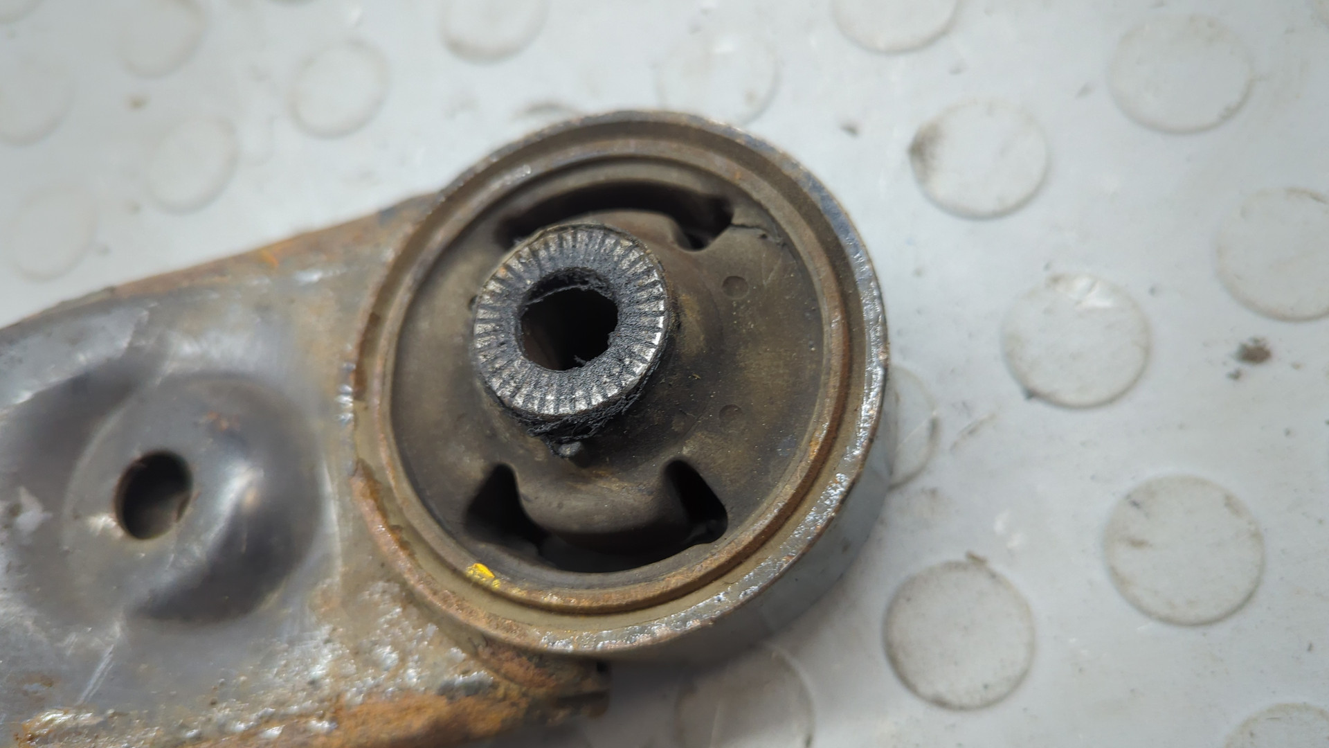 Рычаг передний правый