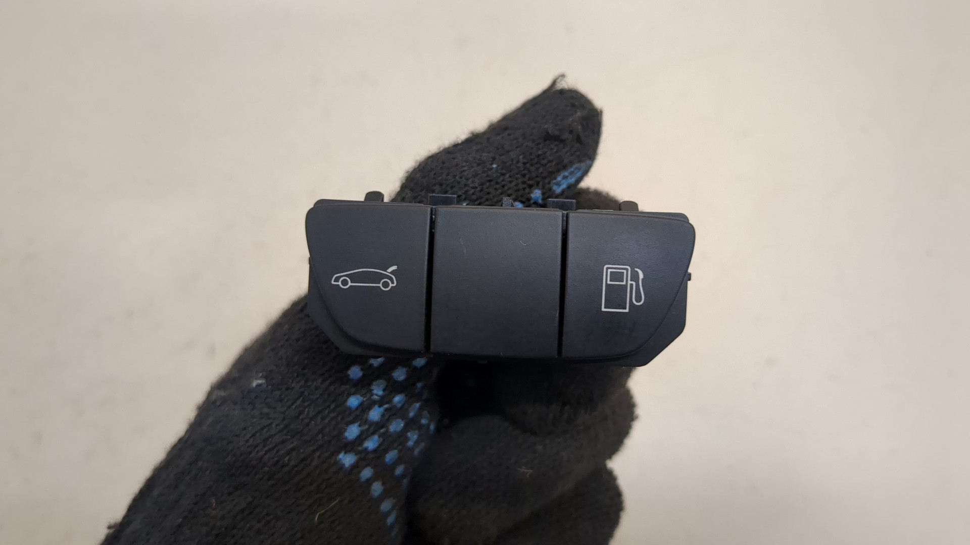 Кнопка открывания багажника