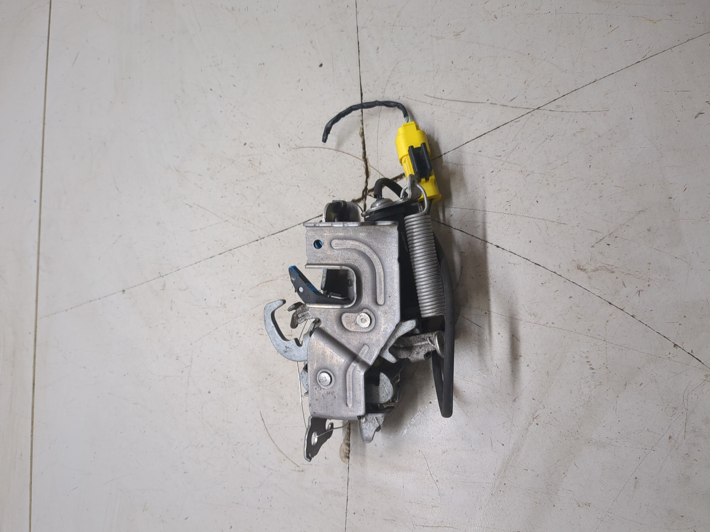 Замок капота