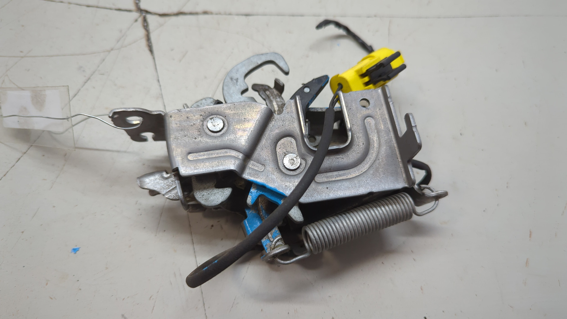 Замок капота