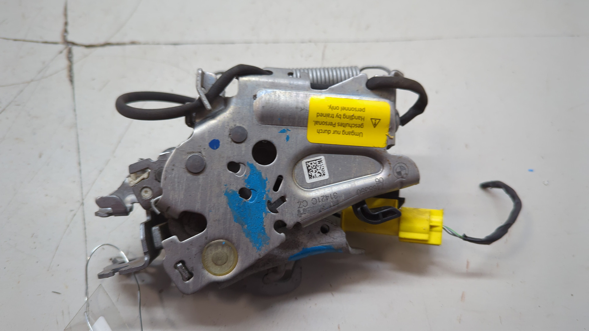 Замок капота