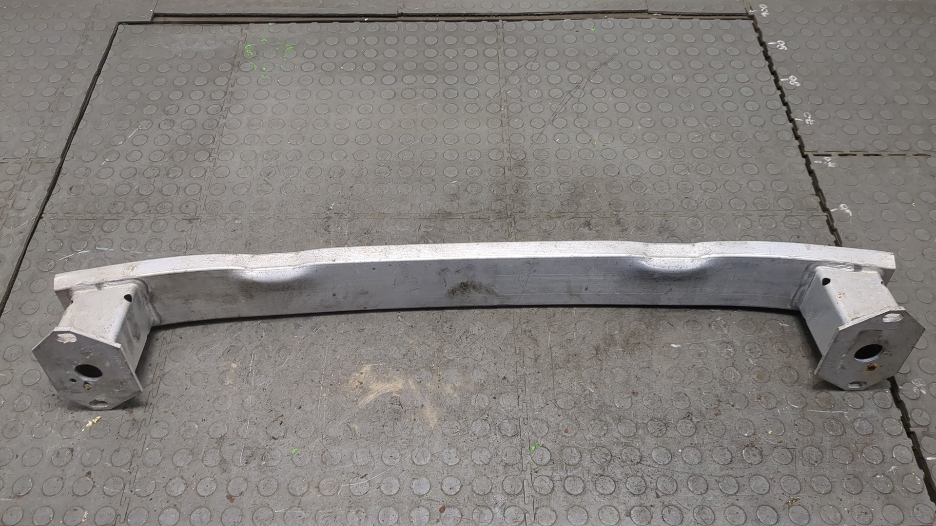 Усилитель переднего бампера