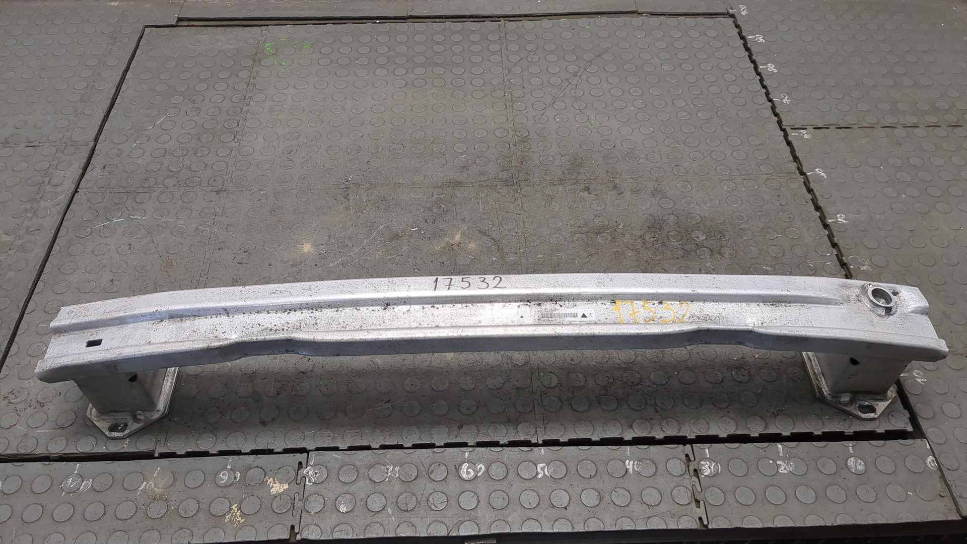 Усилитель переднего бампера