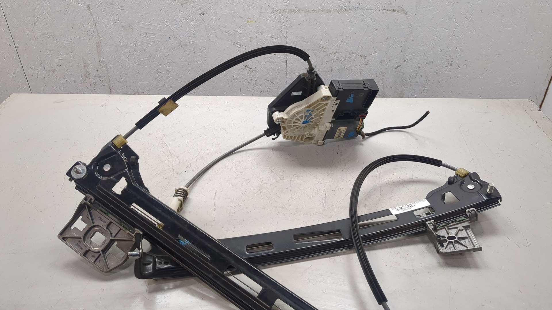 Стеклоподъемник электр. передний левый