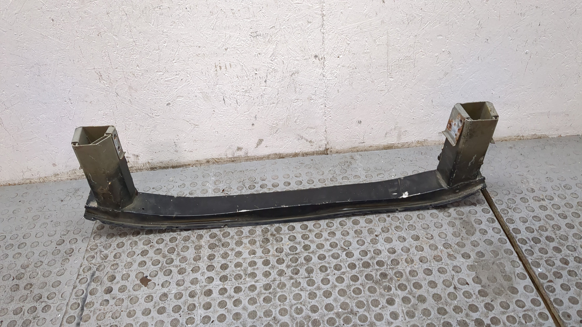 Усилитель переднего бампера