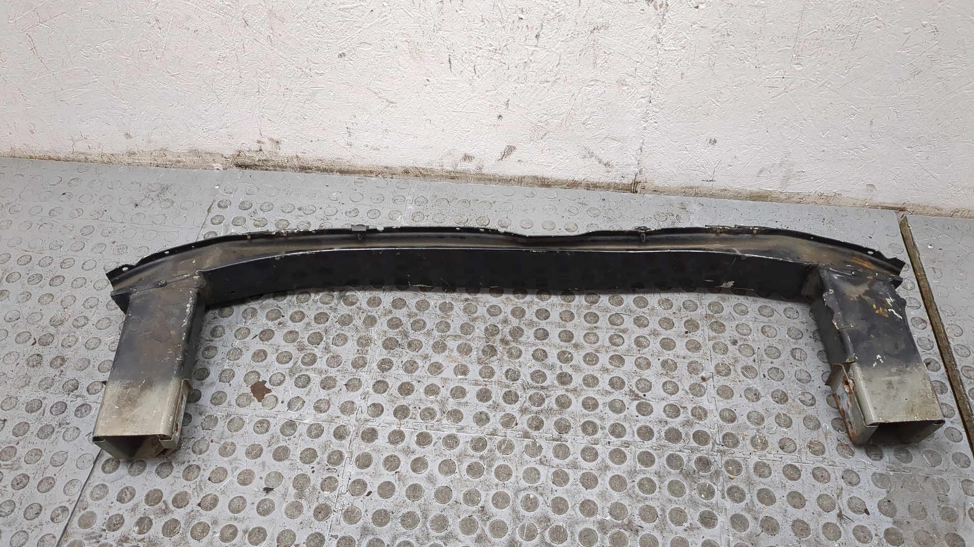 Усилитель переднего бампера