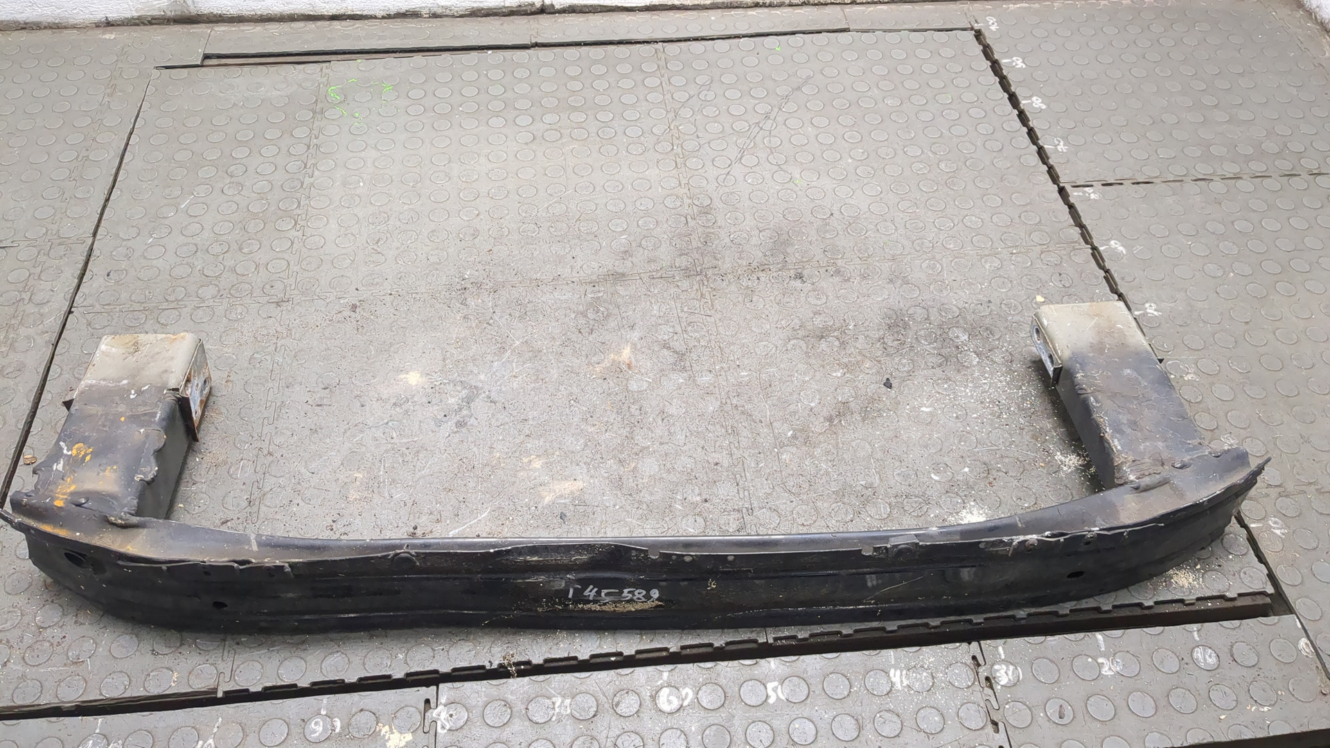 Усилитель переднего бампера