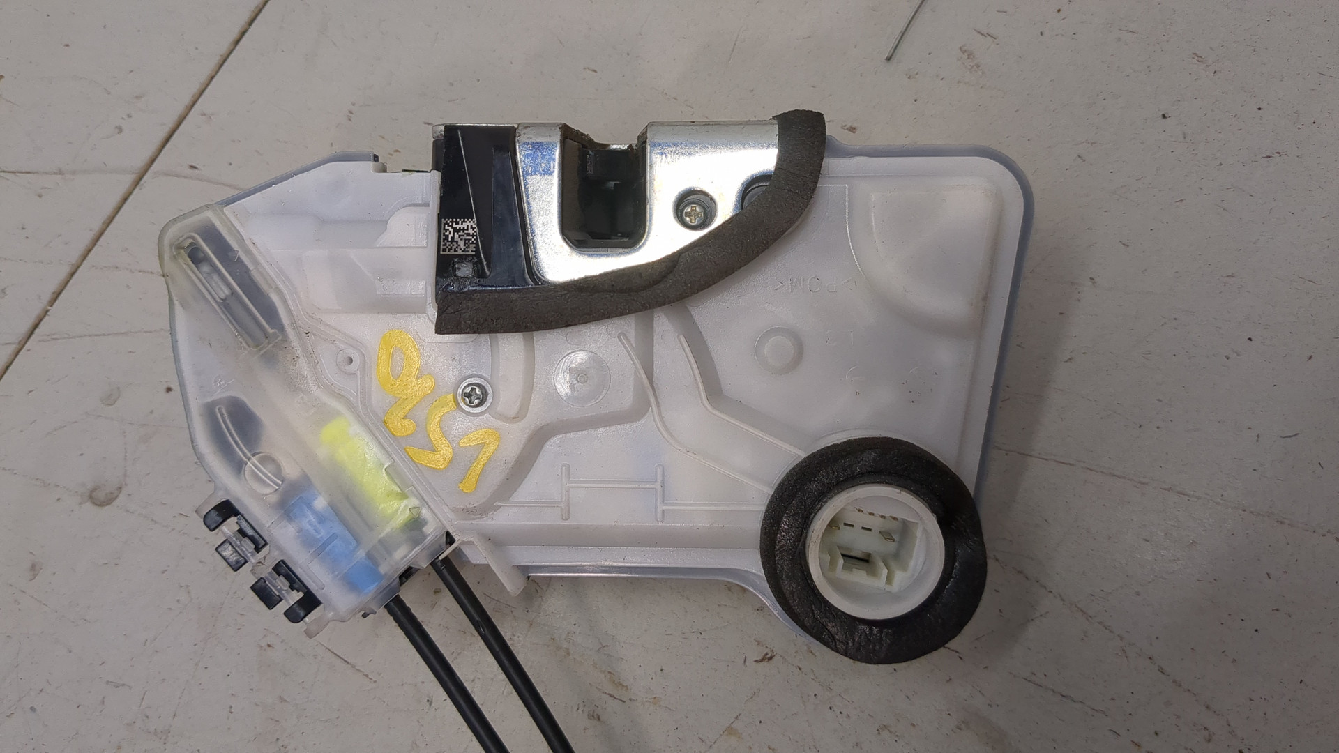 Замок двери задней левой