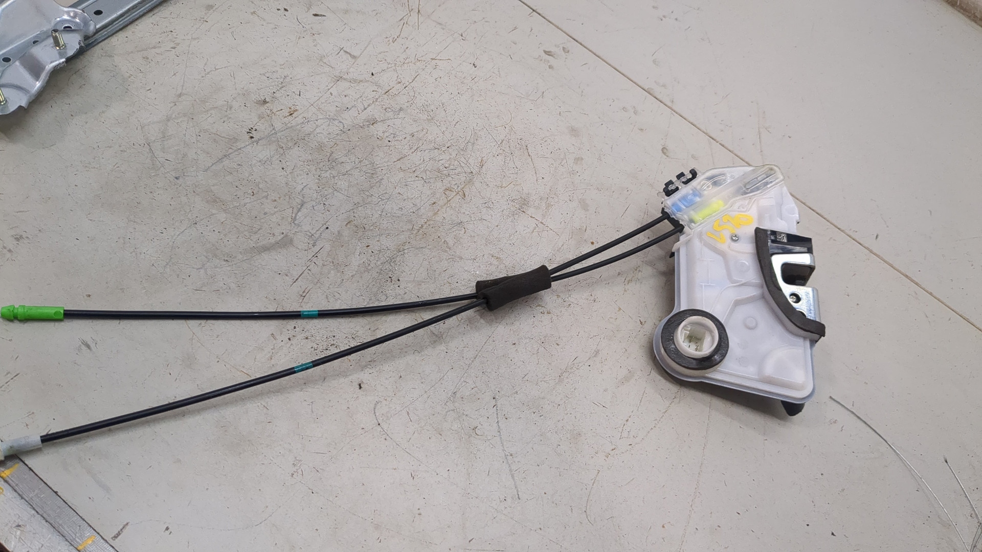 Замок двери задней левой