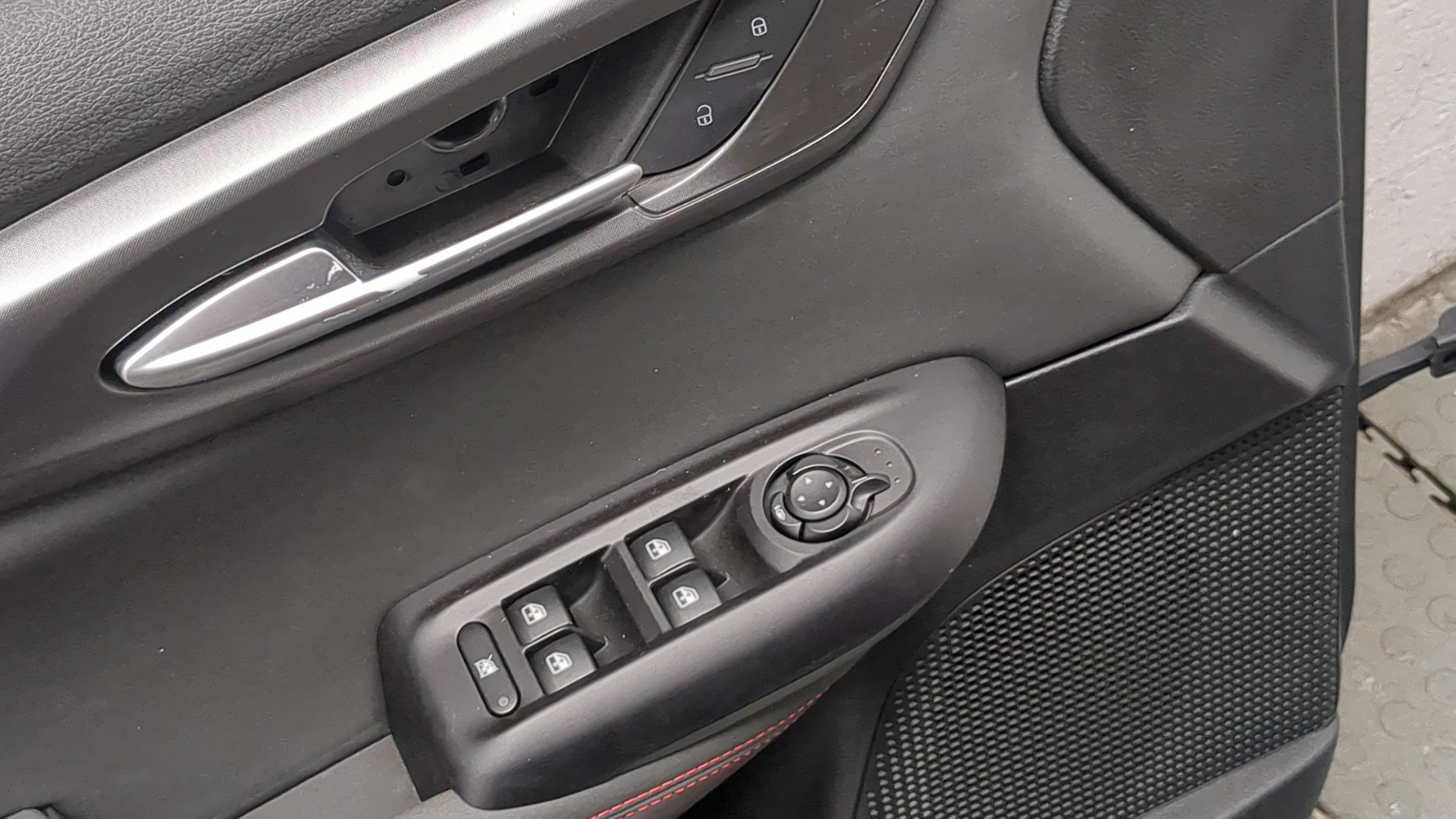 Дверь передняя левая