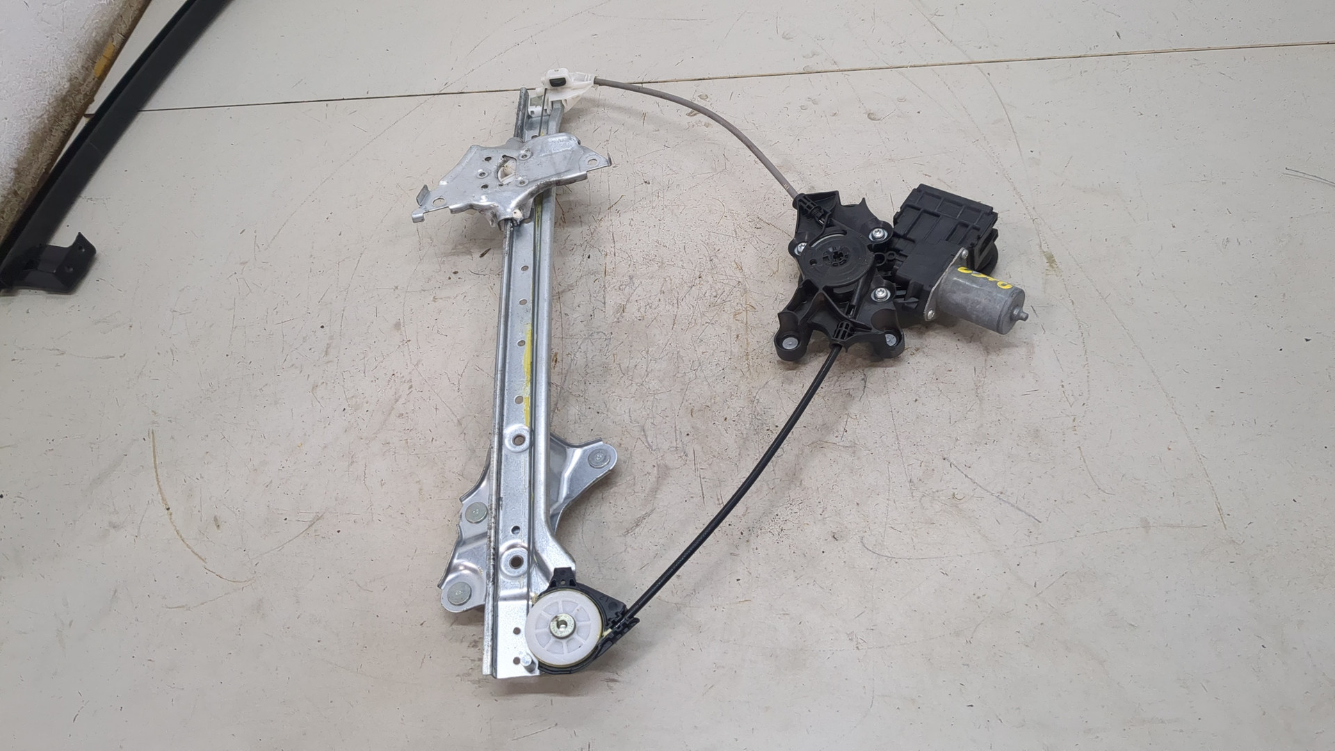 Стеклоподъемник электр. задний левый