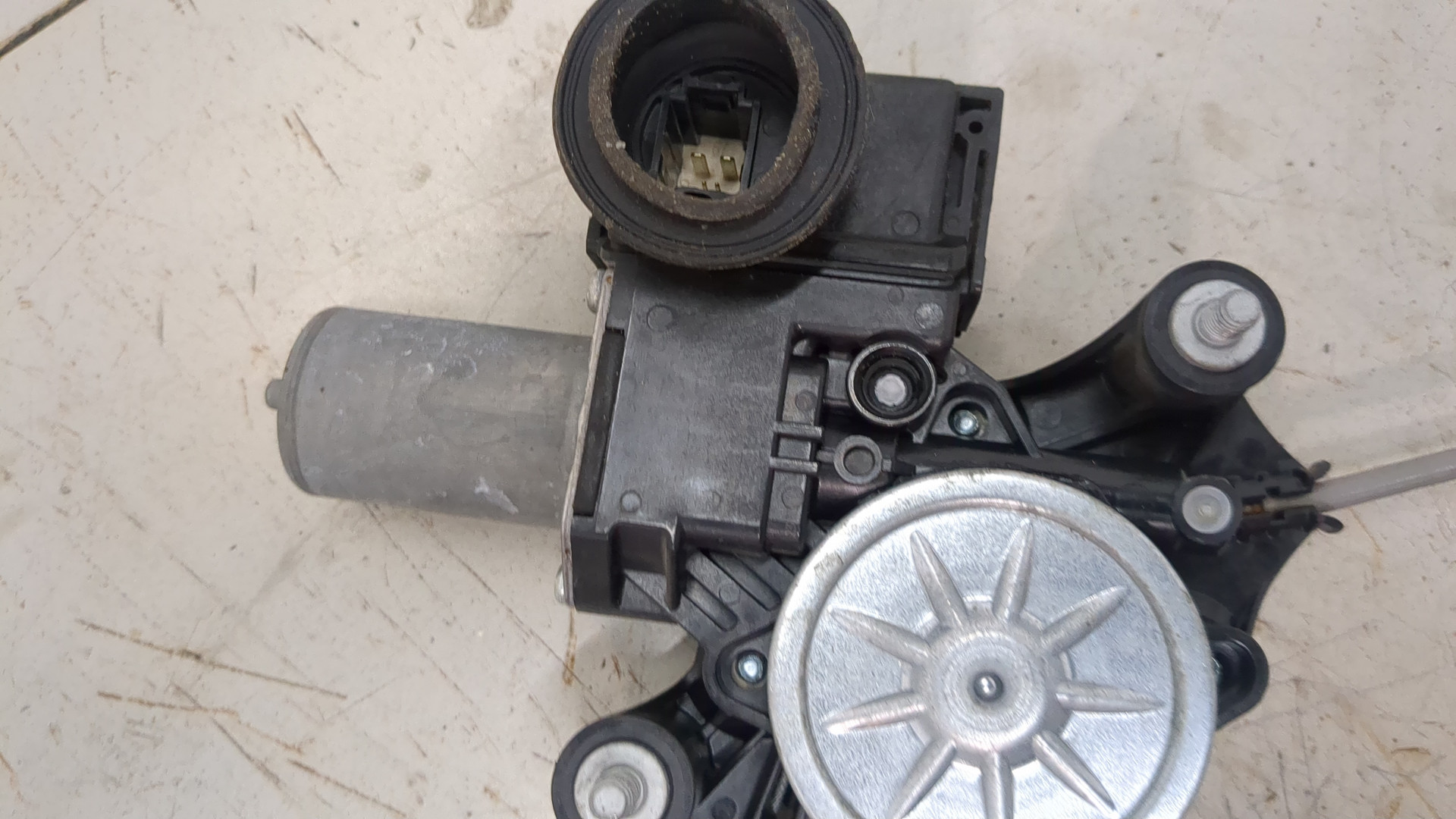 Стеклоподъемник электр. задний левый