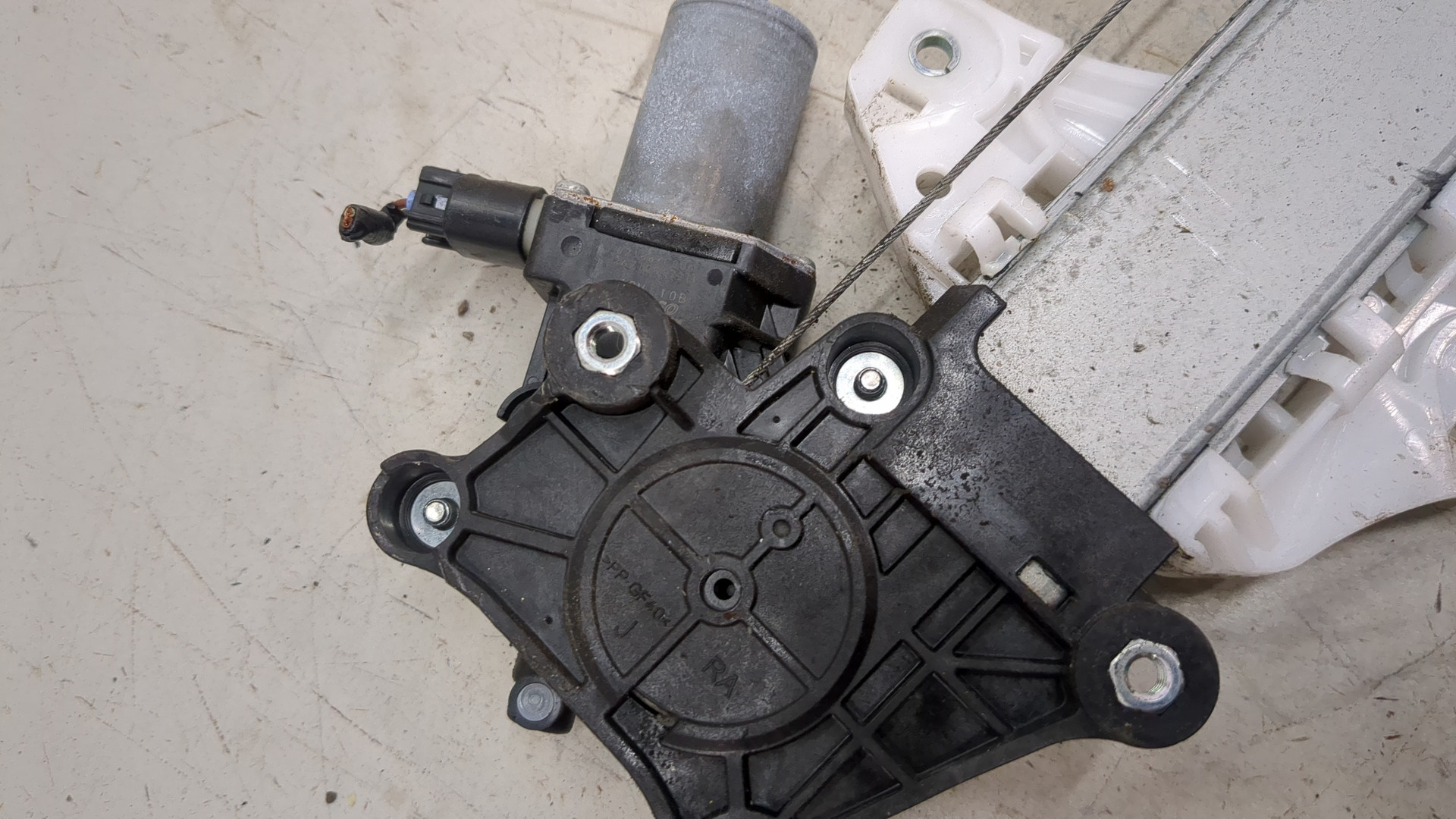 Стеклоподъемник электр. задний правый