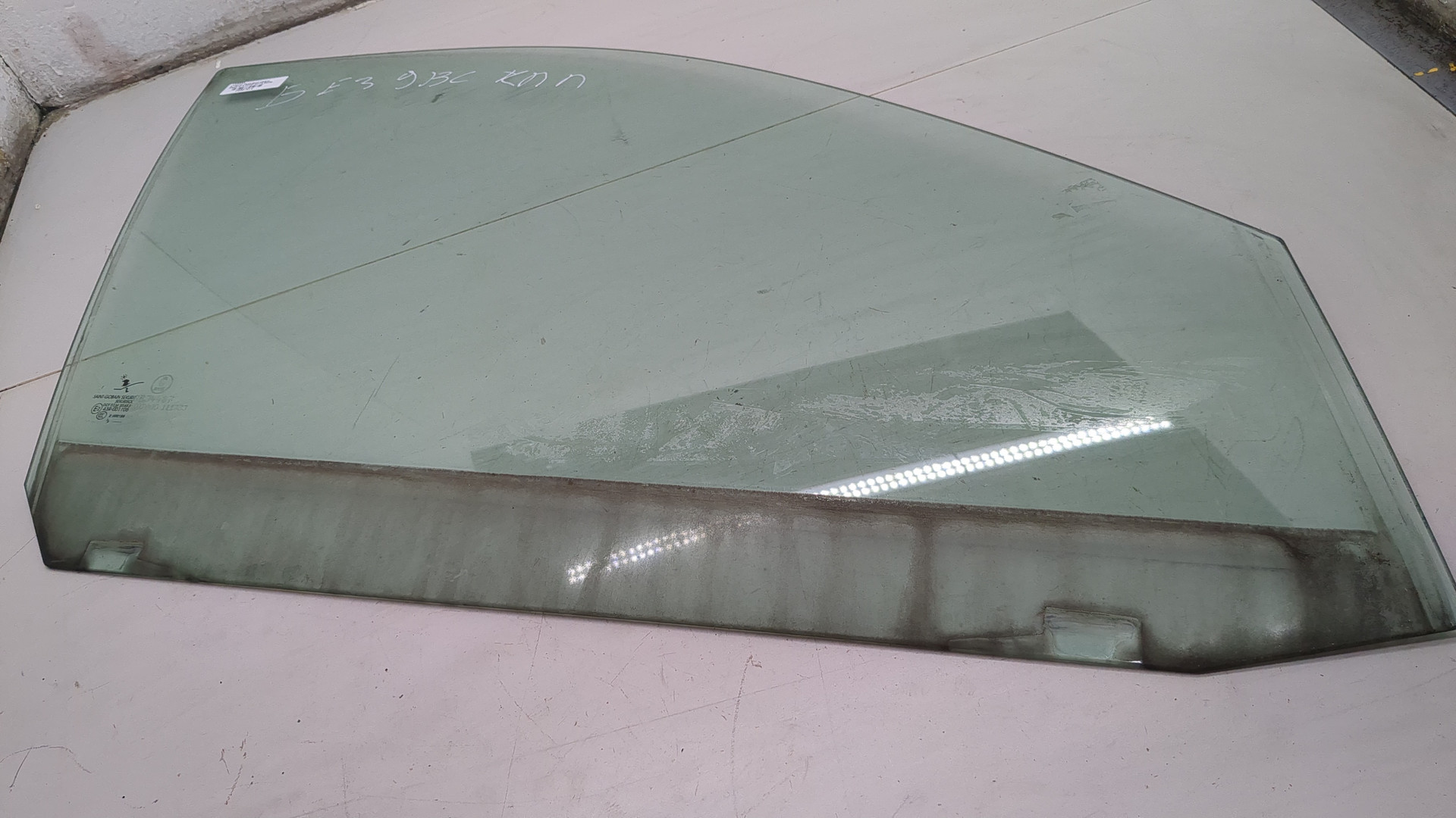 Стекло двери передней правой