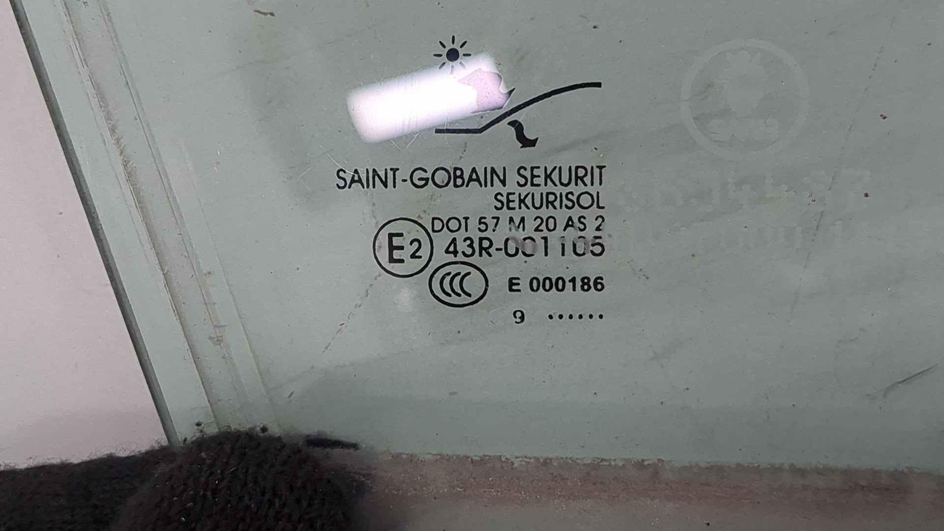 Стекло двери передней правой