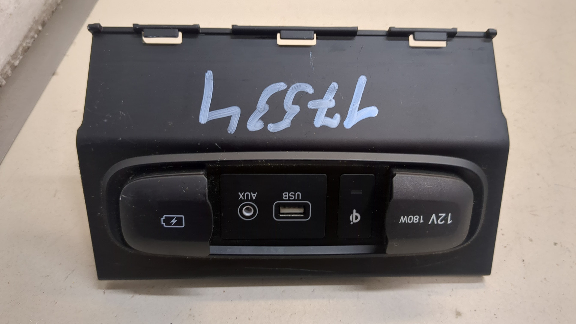 Гнездо AUX / USB IN