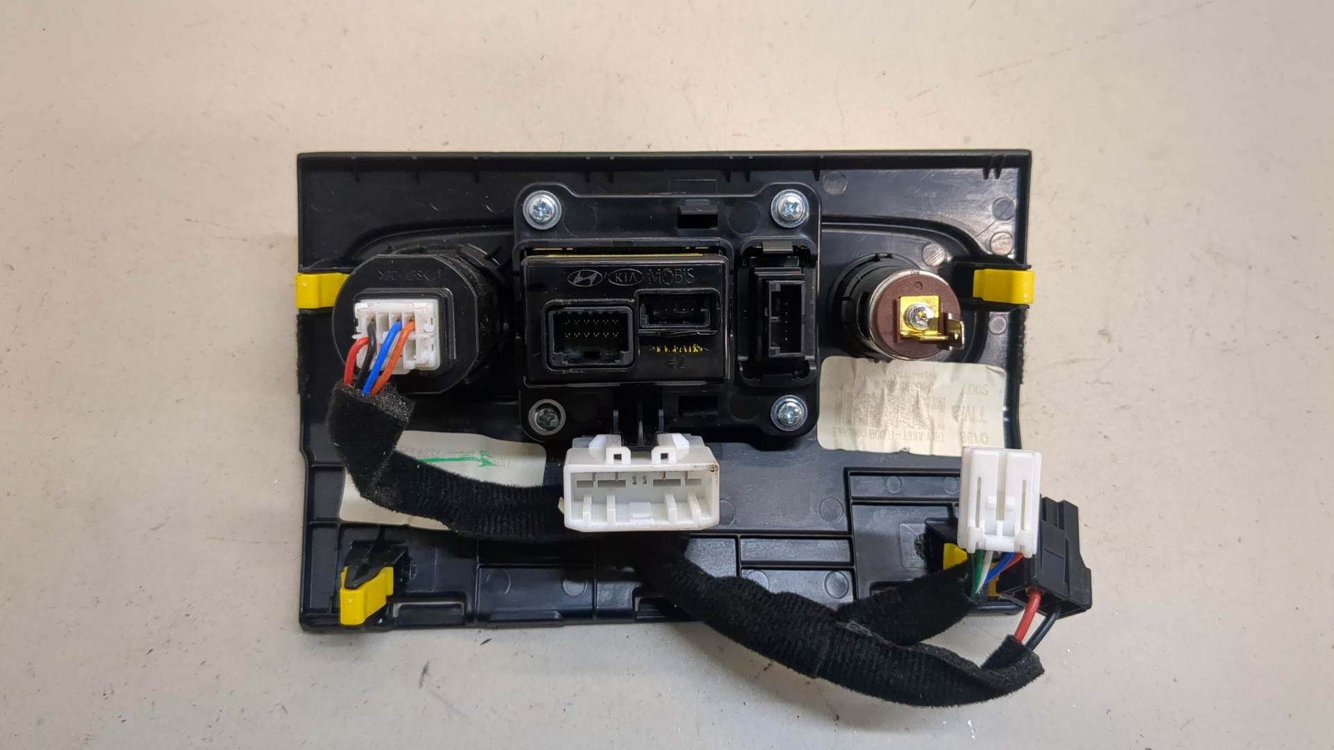 Гнездо AUX / USB IN