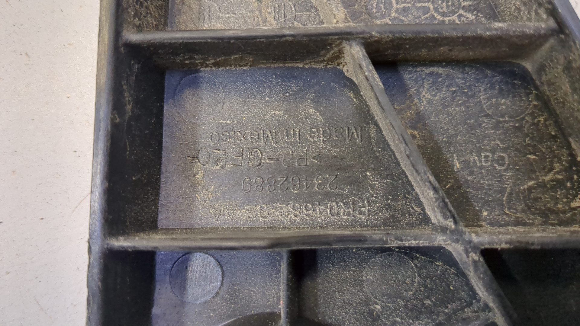 Кронштейн заднего бампера правый