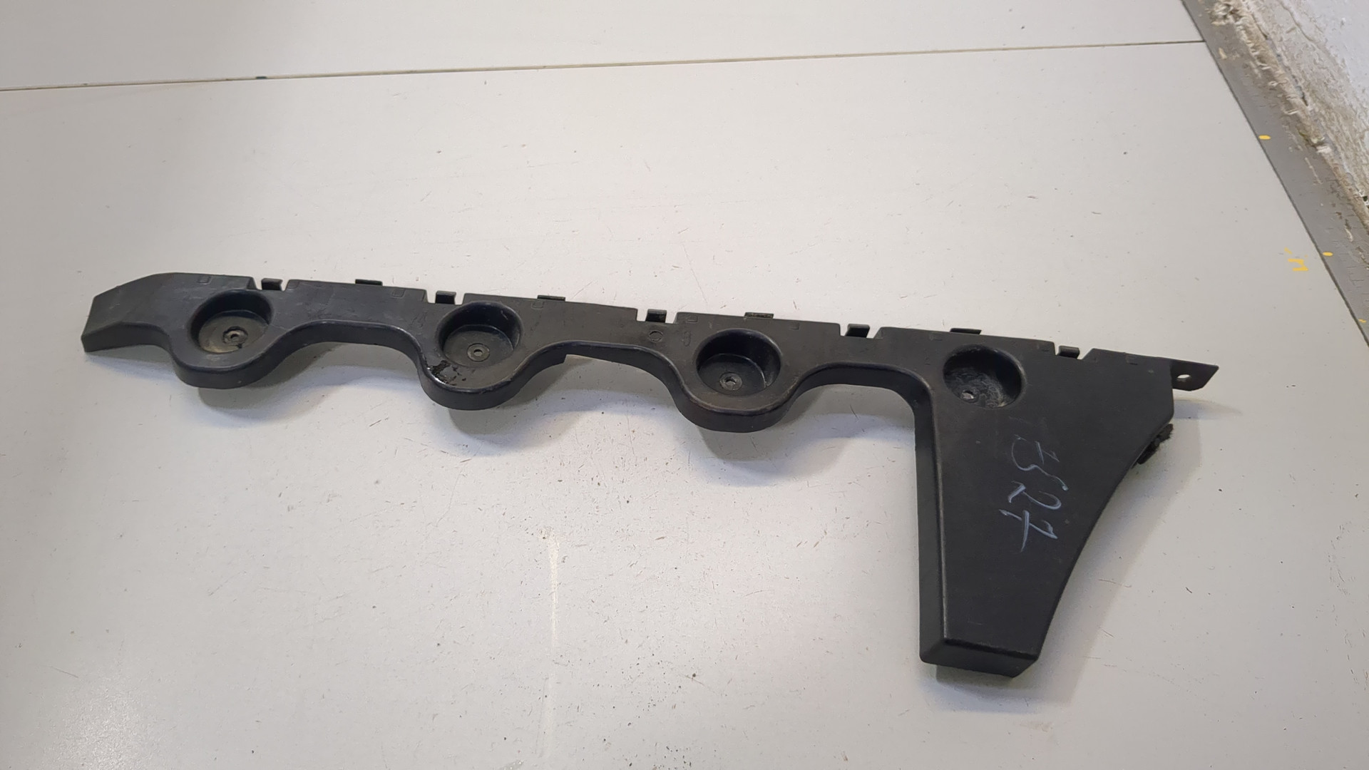 Кронштейн заднего бампера правый