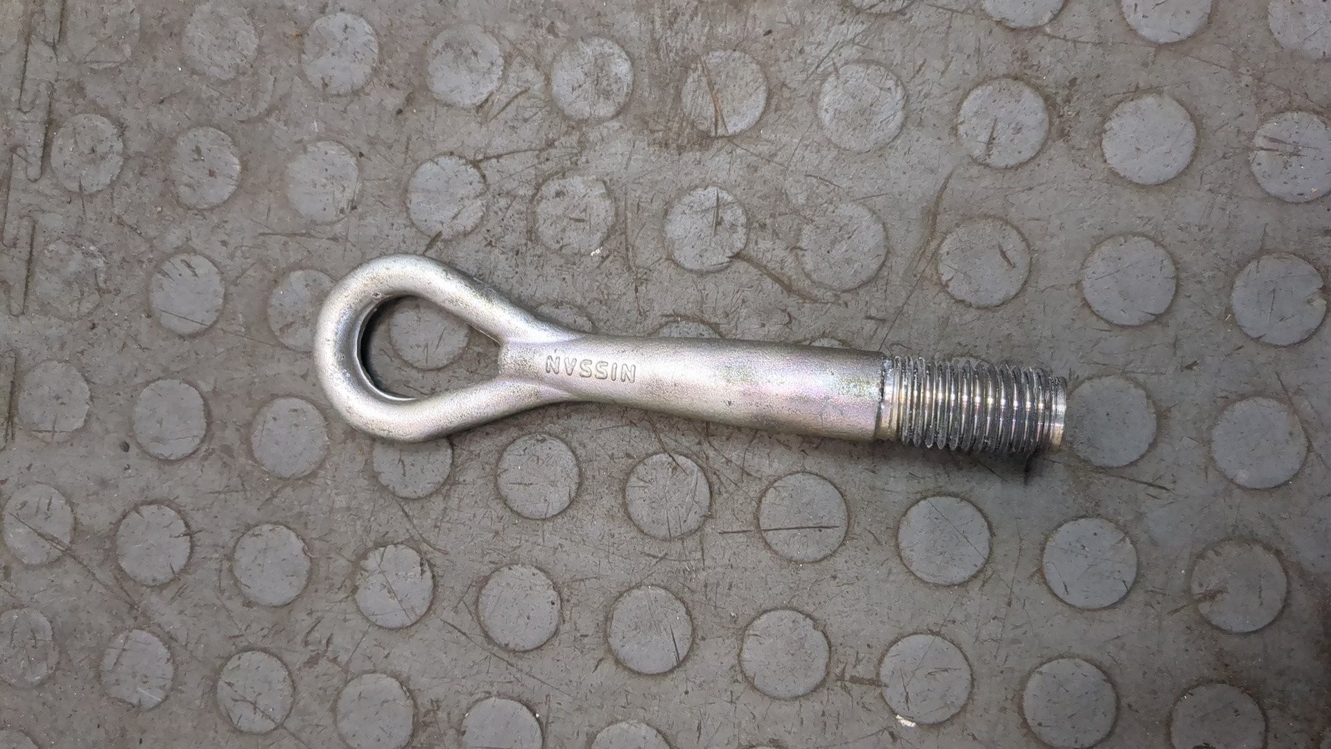 Крюк буксировочный