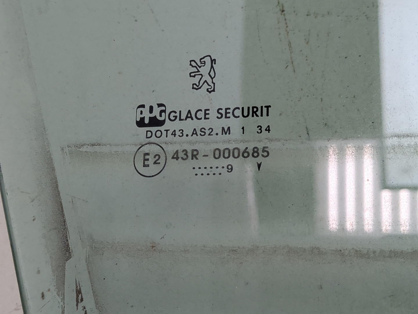 Стекло двери передней правой