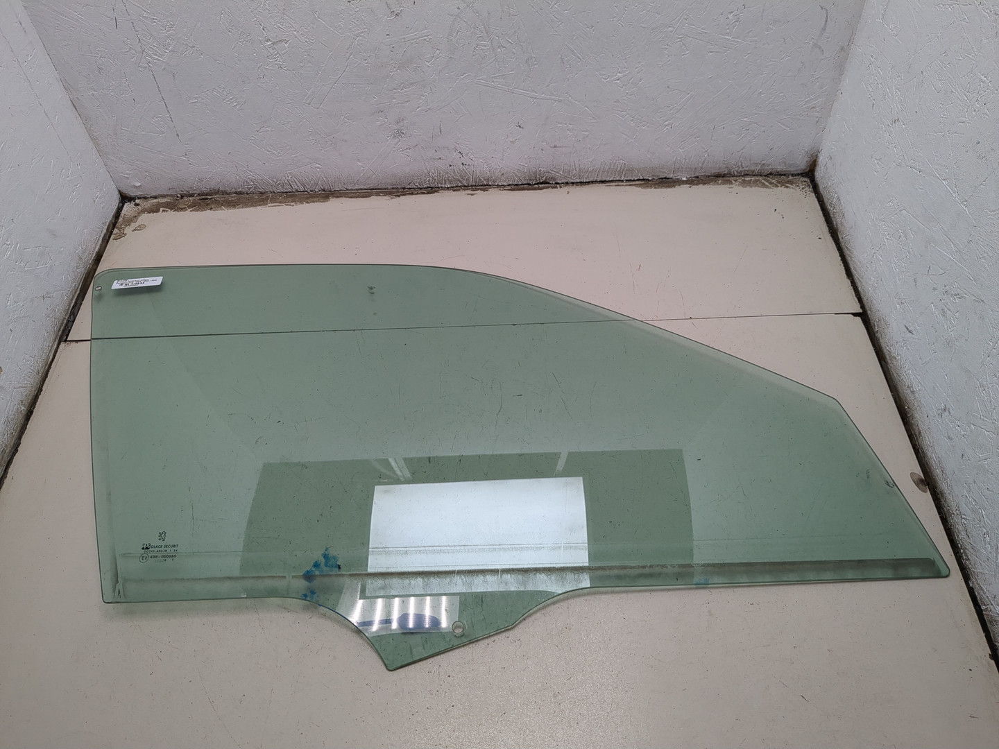 Стекло двери передней правой