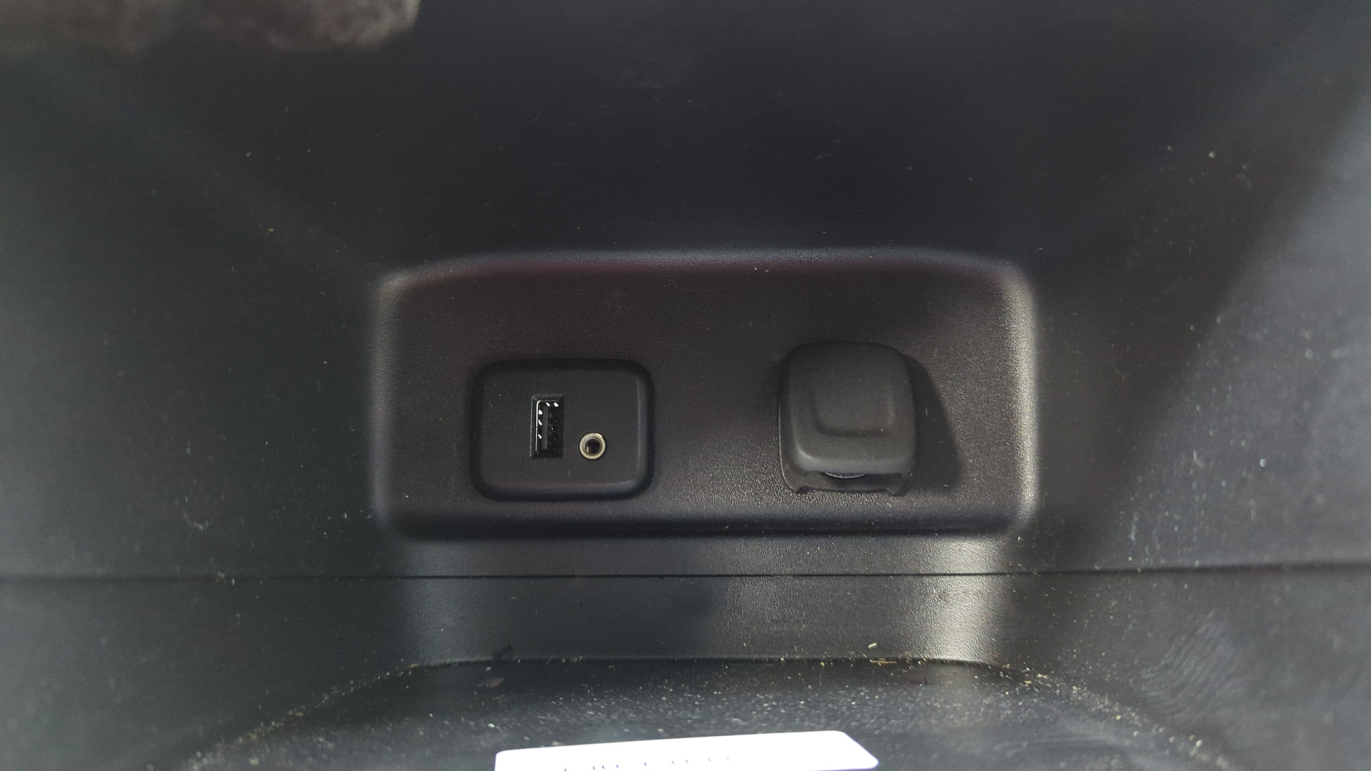 Гнездо AUX / USB IN