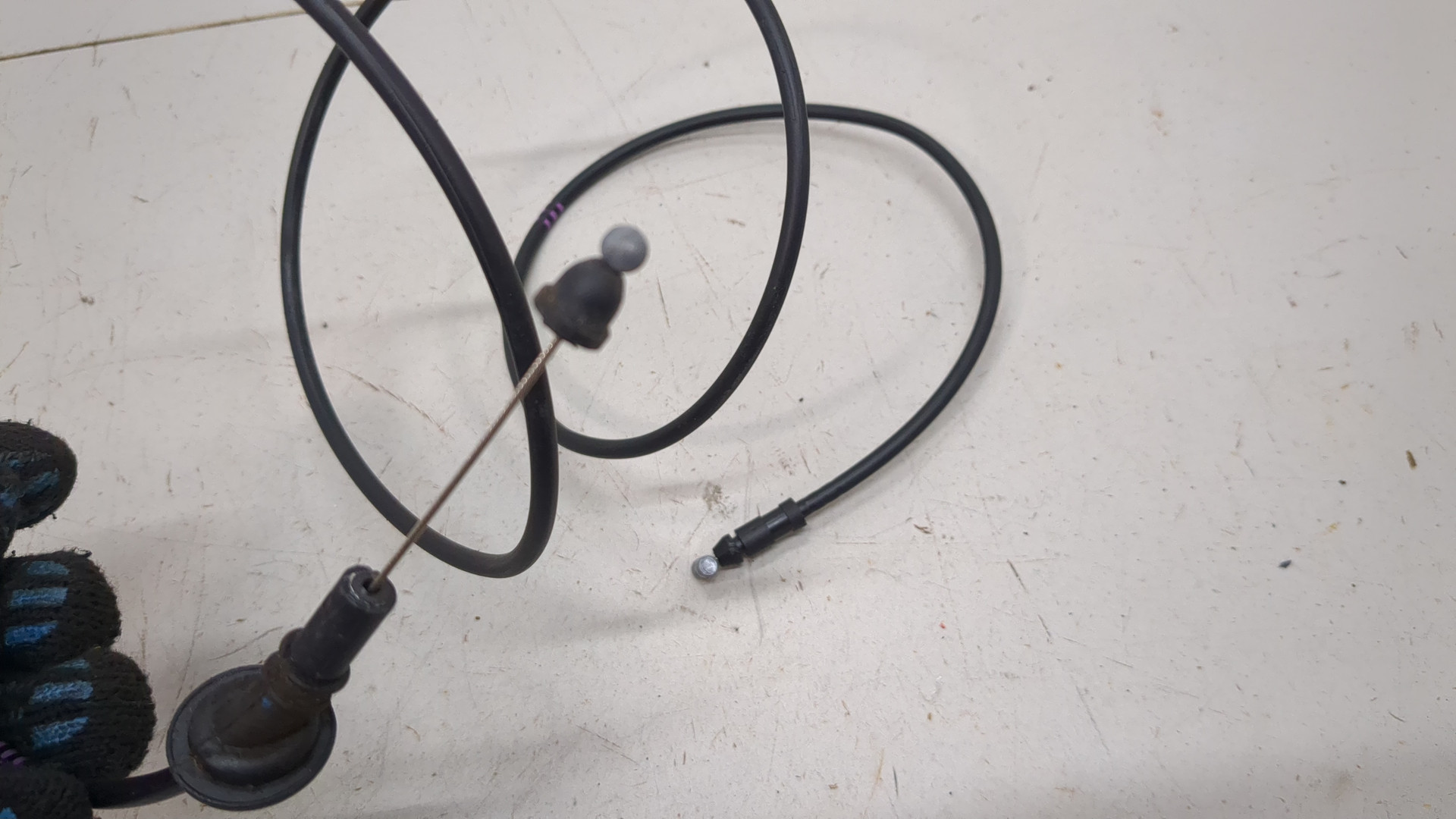 Трос открывания капота