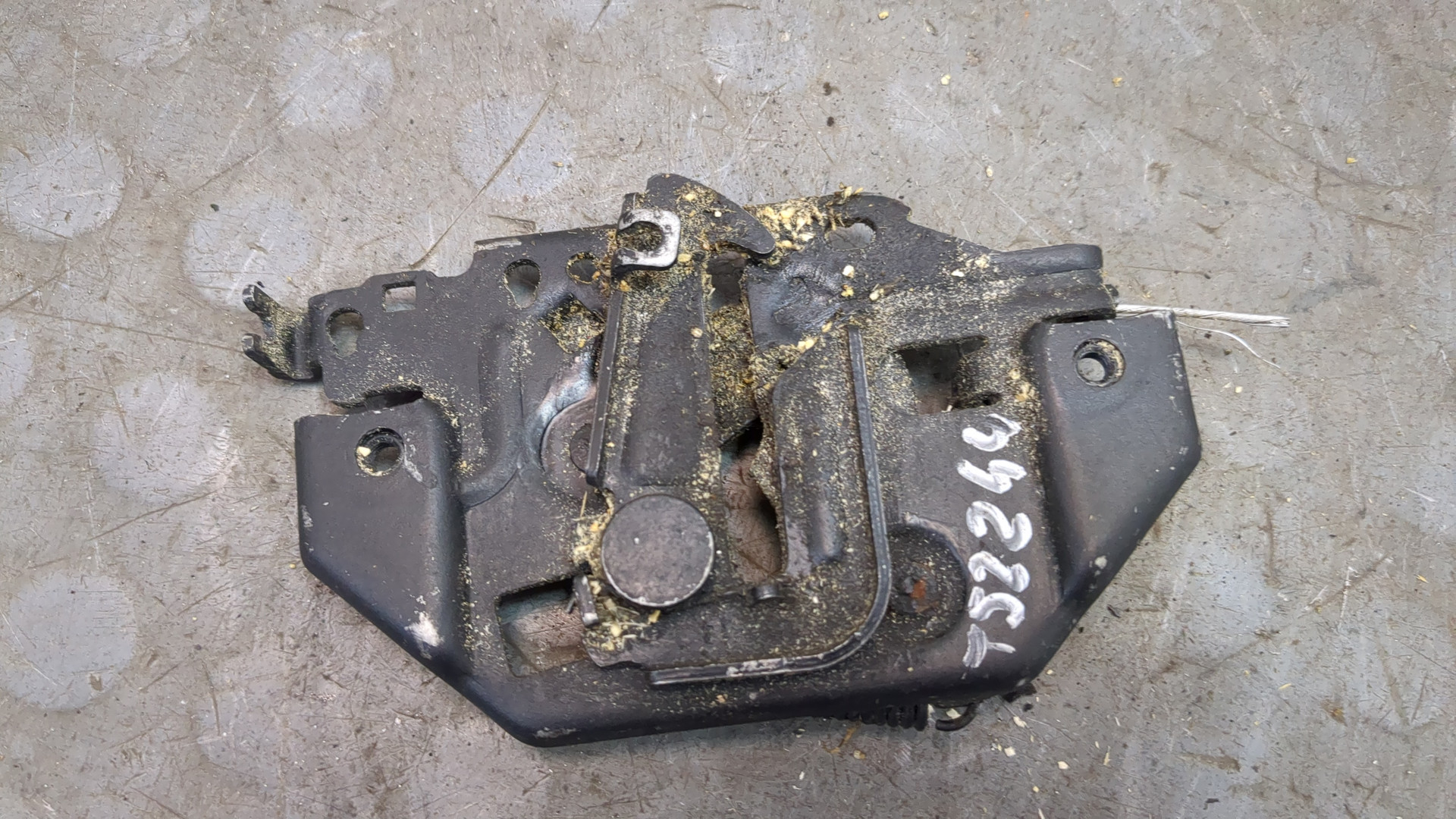 Замок капота