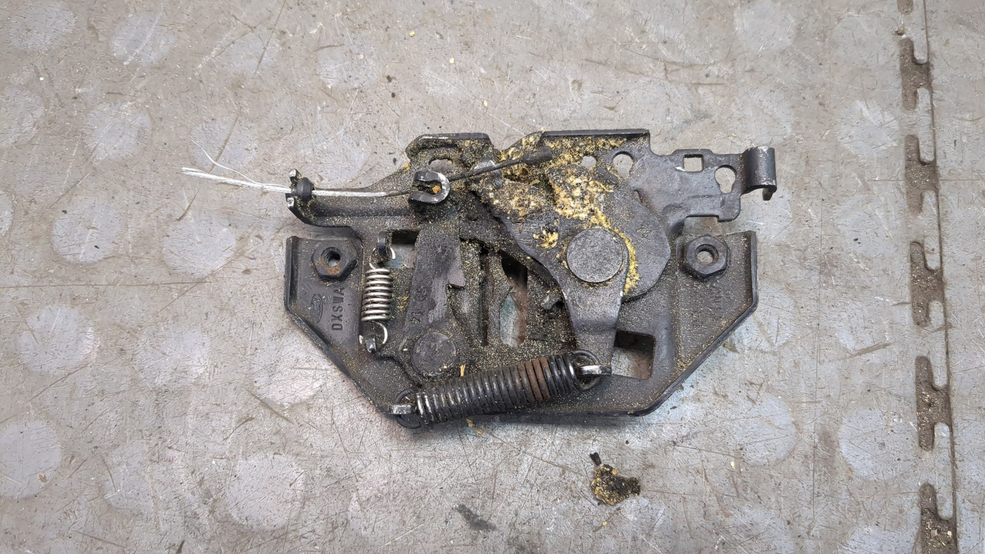 Замок капота