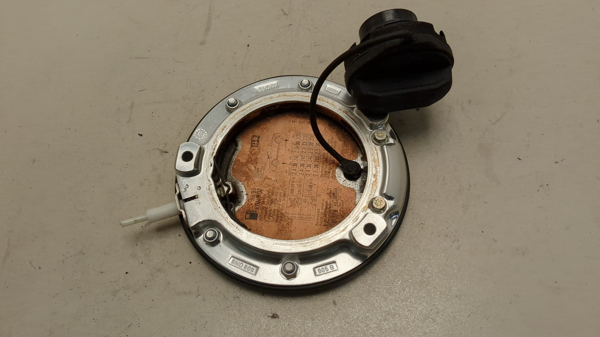 Лючок бензобака