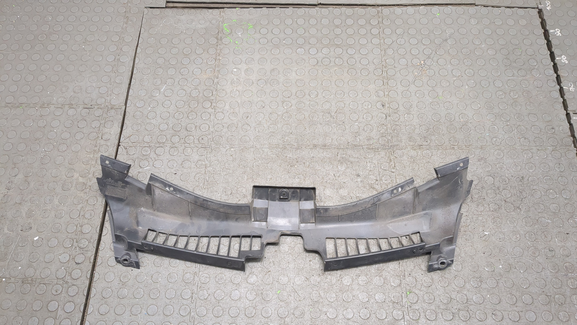 Кожух замка капота