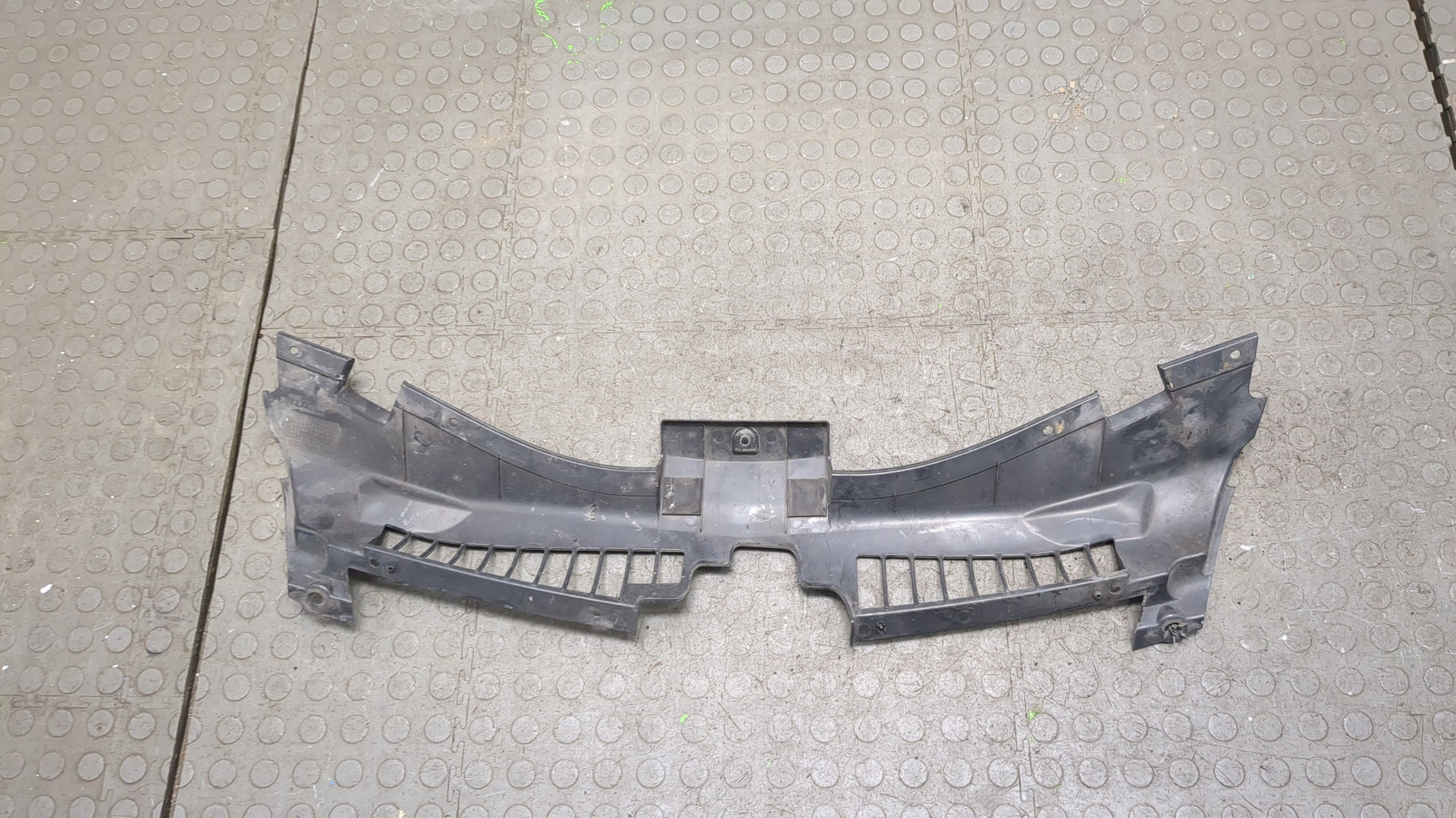 Кожух замка капота