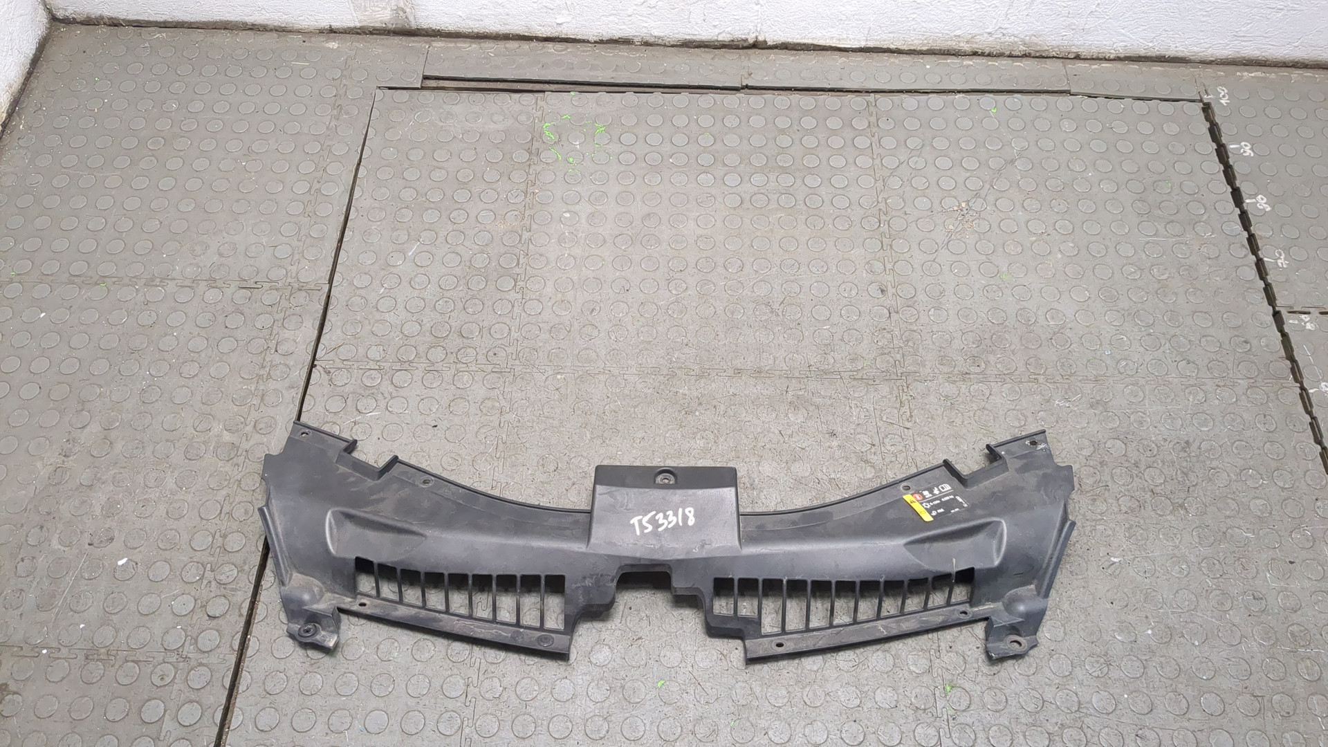 Кожух замка капота