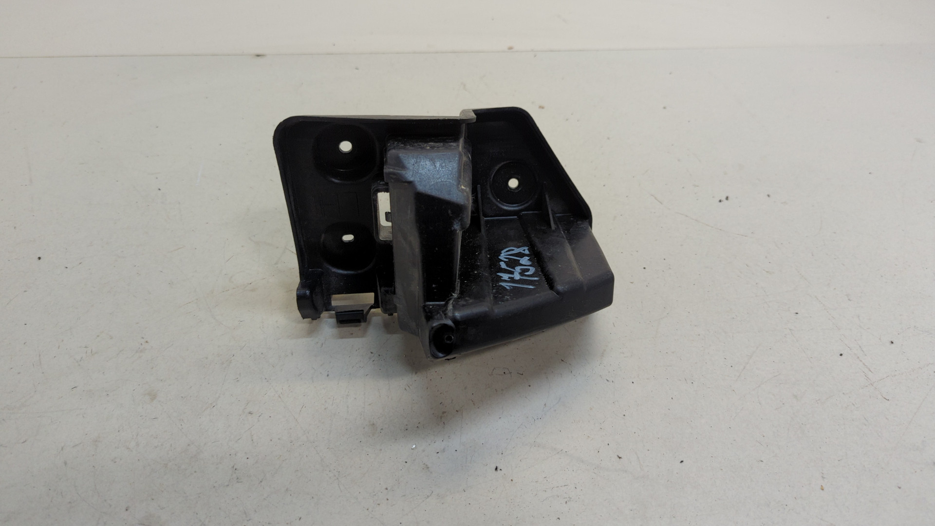 Кронштейн заднего бампера левый