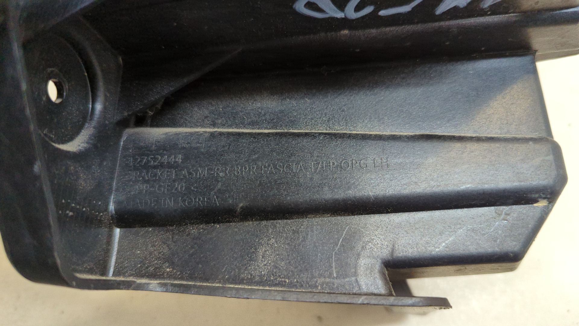 Кронштейн заднего бампера левый