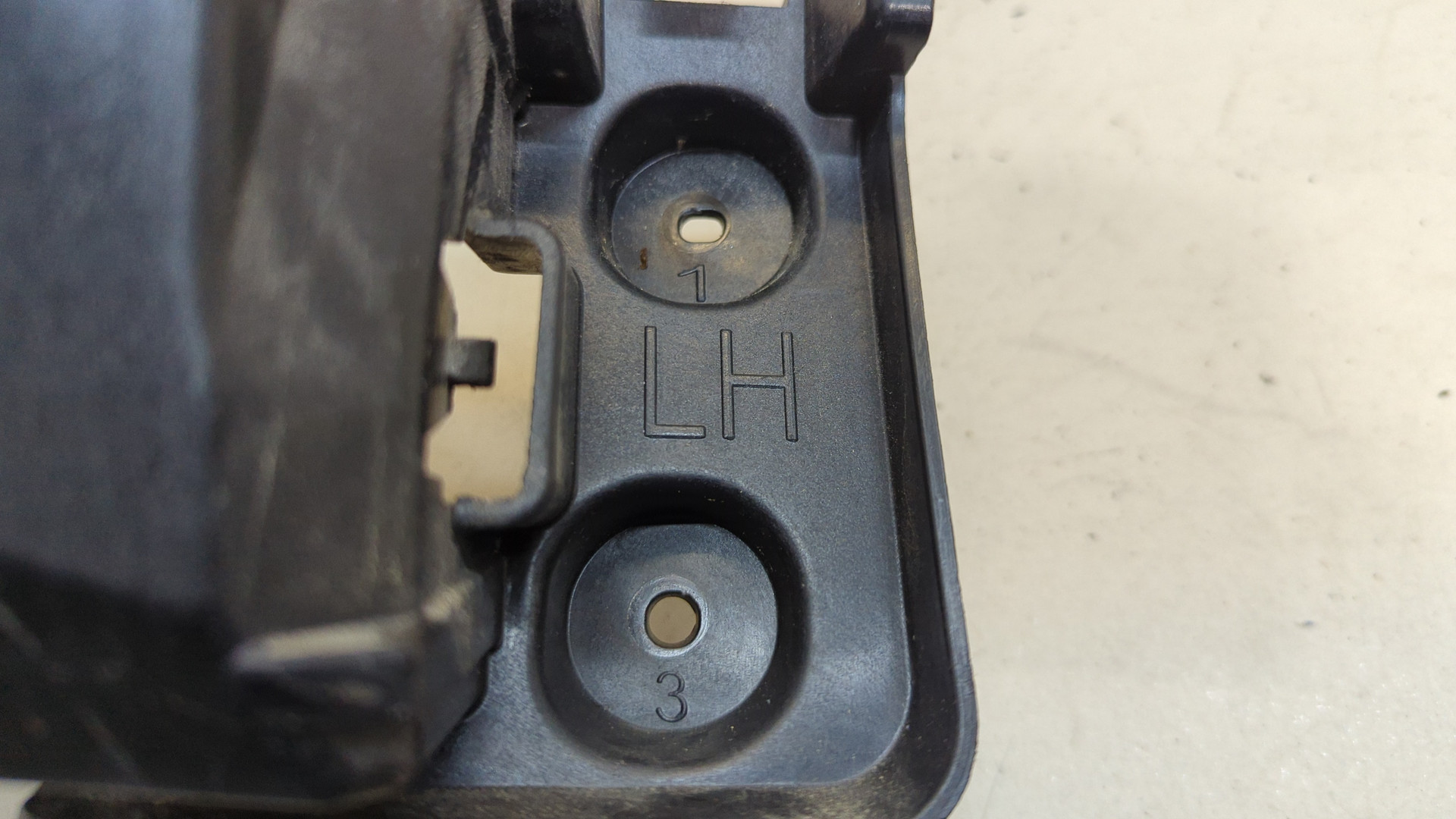 Кронштейн заднего бампера левый